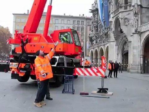 Aufstellung am Morgen: Christbaum 2011 für den Marienplatz kommt aus Aschau im Zillertal