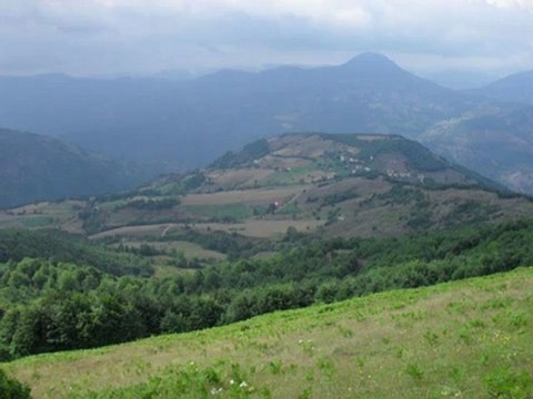 yüce dağ başında yanar bir ışık