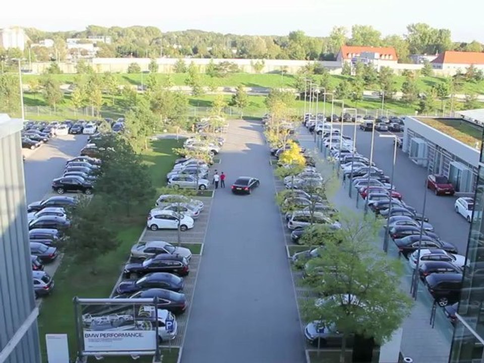 BMW Niederlassung München Fröttmaning - weltweit größtes BMW Gebrauchtwagenzentrum