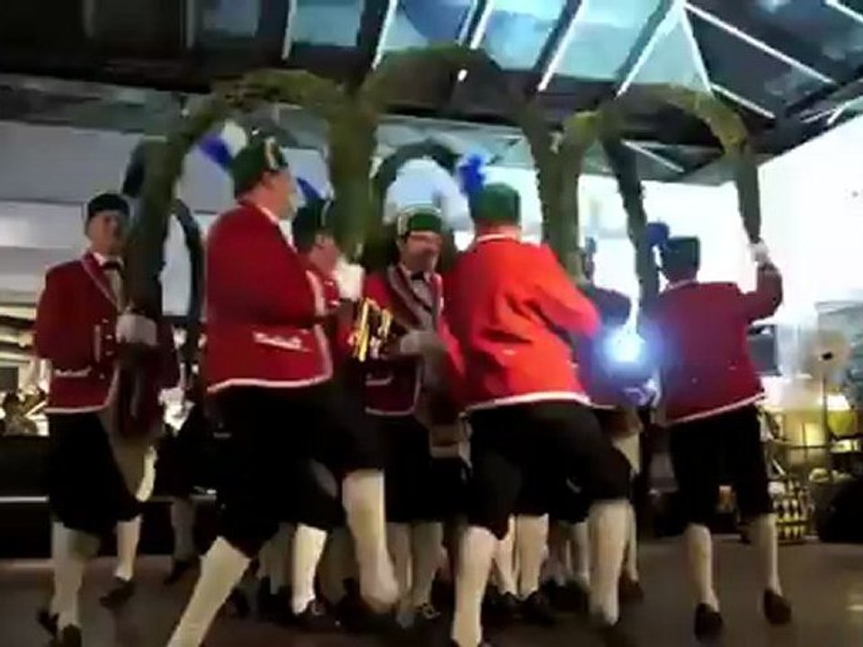 Schäfflertanz & Vorstellung Steiff Schäfflerbär 20.1.2012 @ Galeria Kaufhof München Marienplatz