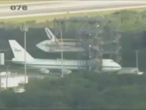 Shuttle Discovery Raised & Mounted to SCA Boeing 747
