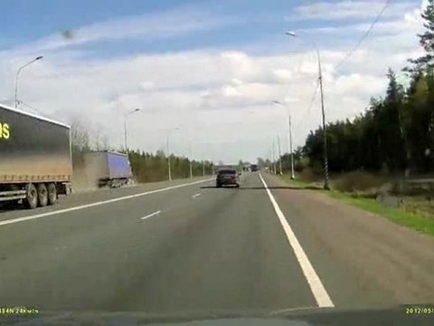 Camionneur s'endort au volant : Accident !