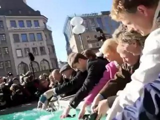 Aschermittwoch 2012: Geldbeutel waschen im Fischbrunnen München