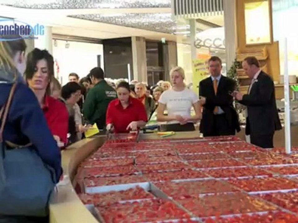 Pasing arcaden feierten 1. geburtstag mit anschnitt eines riesen erdbeerkuchens