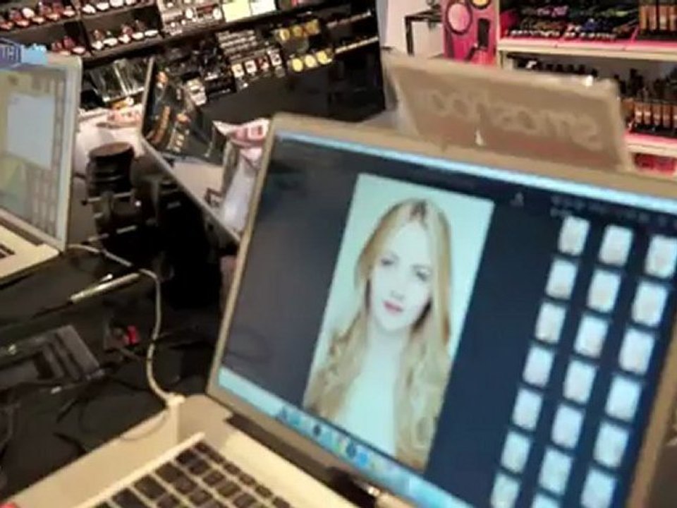 Celebrity-Fotograf STEVEN KHAN aus L.A. zu Gast @ Douglas für Smashbox