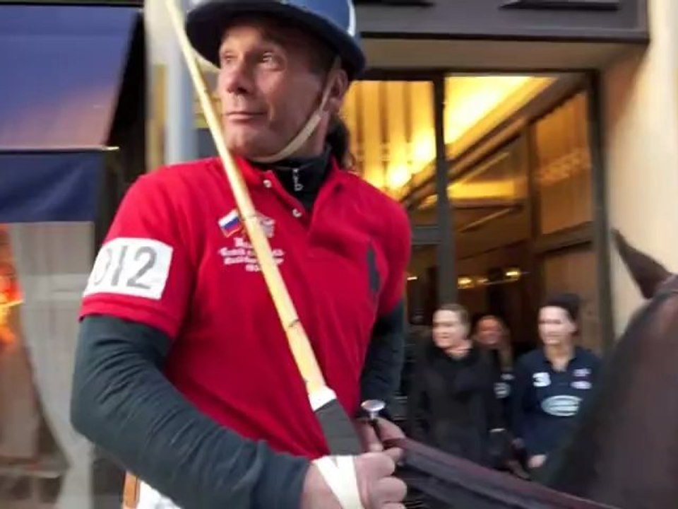 Polopferde auf der maximilianstraße, münchen. land rover eröffnet die deutsche sommer polo saison