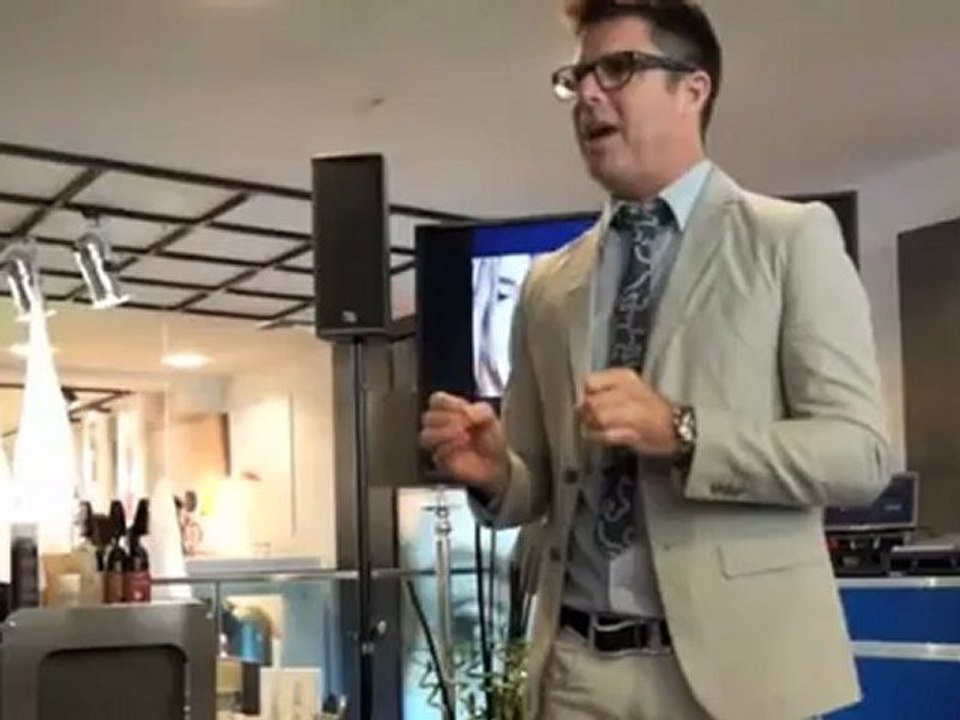 Star stylist michael shaun corby stellte alterna professional haircare vor bei douglas, münchen