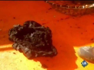 Piedras gigantes ardiendo flotando sobre el mar cerca de El Hierro