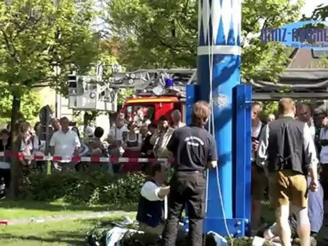 Maibaum 2012 München Perlach Aufstellung @ Pfanzeltplatz, Altperlach