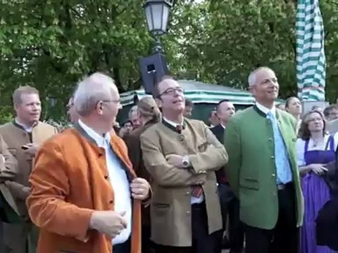 Maibaum Viktualienmarkt 2012 - Aufstellen des Maibaums am 4.5.2012