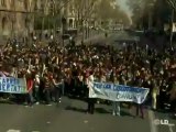 Grupos de estudiantes causan disturbios en Barcelona