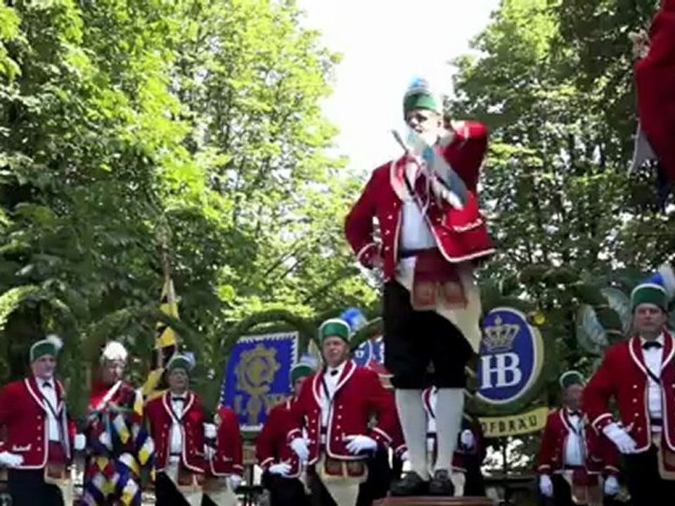 Brauertag 2012 - Einzug der Brauer und Tanz der Schäffler auf dem Viktualienmarkt