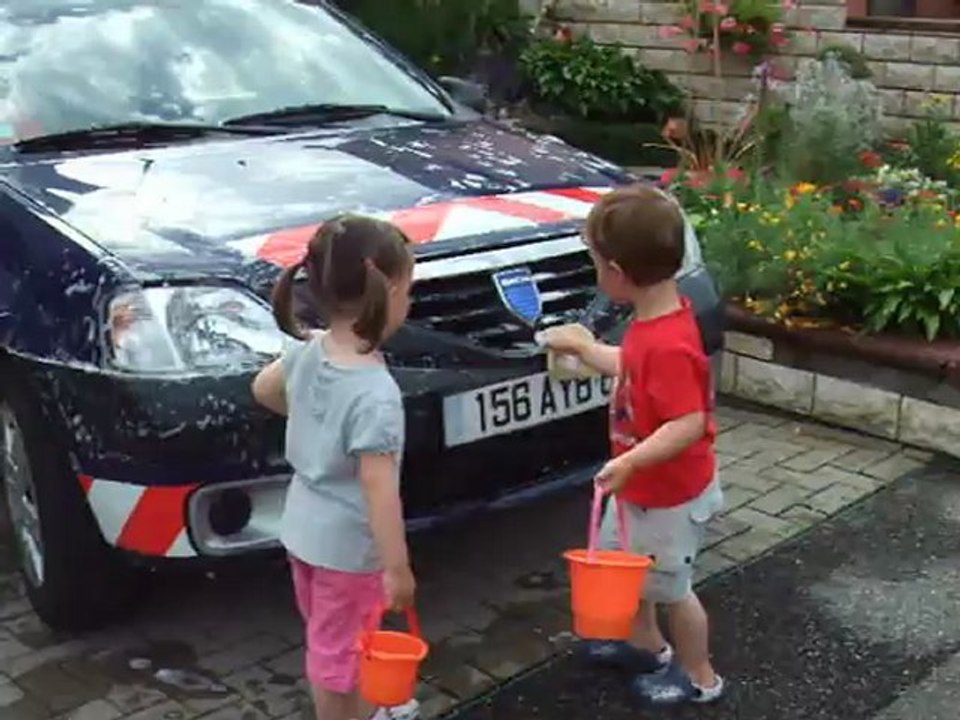 Isis et Célian lavent la voiture de Papi