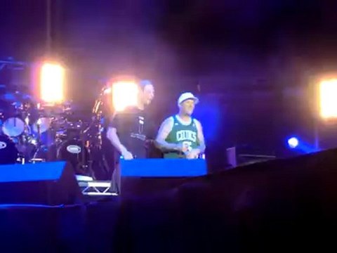 Limp Bizkit @ Graspop Metal Meeting 2012: Eat You Alive (with fan ON STAGE!)