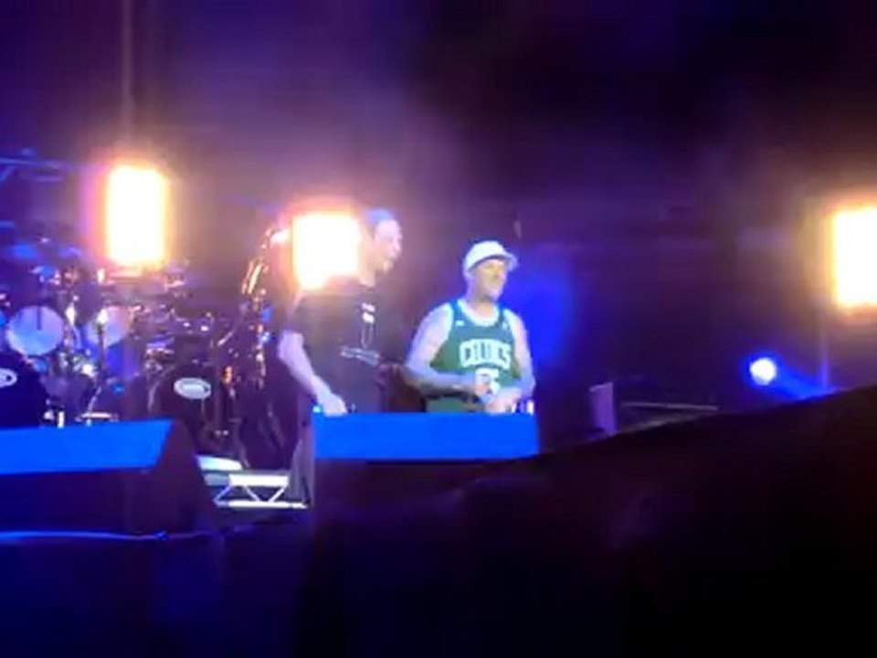 Limp Bizkit @ Graspop Metal Meeting 2012: Eat You Alive (with fan ON STAGE!)
