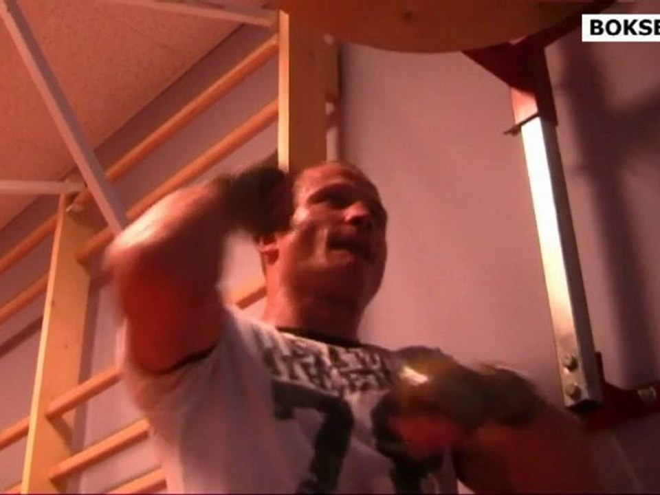 Paweł Głażewski trenuje przed walką z Royem Jonesem Jr: piłka refleksówka, gruszka bokserska, piłka lekarska