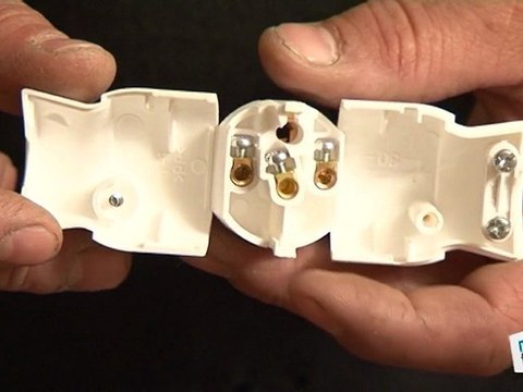 Comment raccorder un cable électrique sur une prise mâle ?