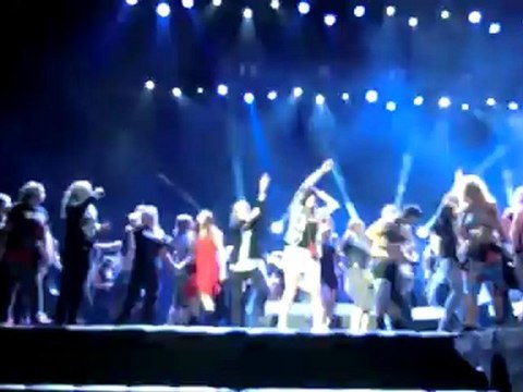 Limp Bizkit @ Graspop Metal Meeting 2012: girls climbing on stage to dance with the band!