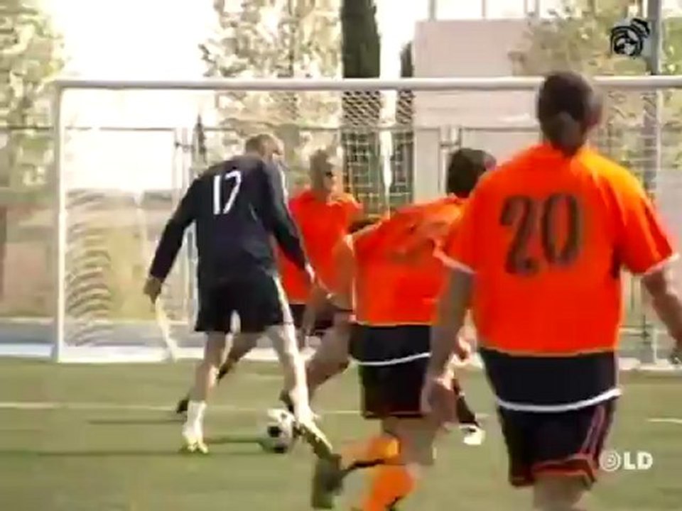 Zidane vuelve a jugar en un partido sólo con presos