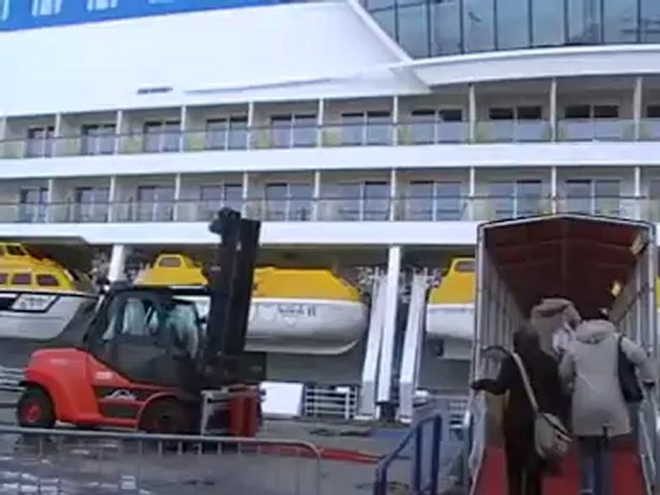 AIDAblu Hamburg Hafen AIDA kreuzfahrten AIDAblue Film Video Lounge Clubschiff