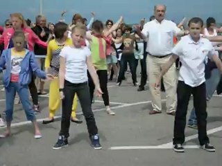 Danse géante avec les élus calaisiens
