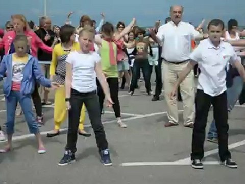 Danse géante avec les élus calaisiens