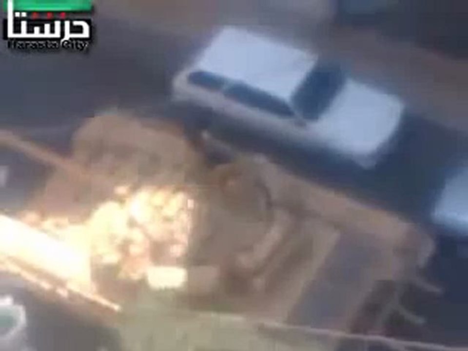Syria فري برس   ريف دمشق حرستا   29 6 2012   مرور الدبابات على الشارع العام 2 Damascus