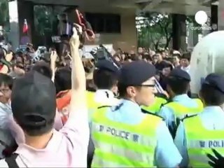 Hu meets with protests in Hong Kong