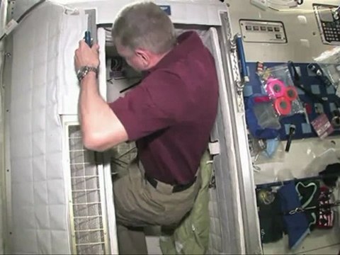 [ISS] How Do You Sleep In Space? Mike Fossum Shows How
