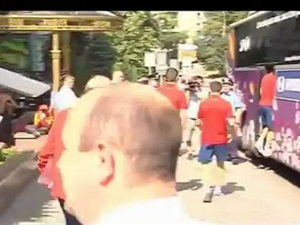 Spains football team greet fans ahead of Euro 2012 final