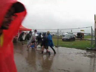 Dimanche matin réveil dans la boue pour les campeurs des Eurockéennnes