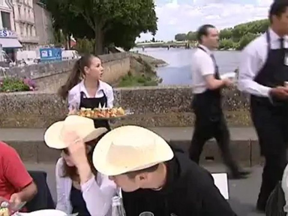 250 convives déjeunent sur le pont de Verdun à Angers