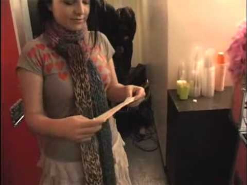 Evanescence interview - Amy backstage reading fanmail