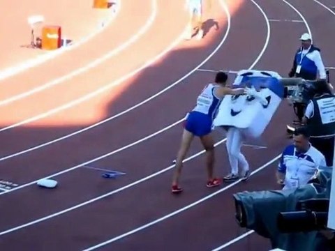 Mahiedine Mekhissi-Benabbad violente la mascotte Helsinki 2012