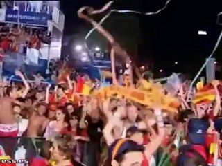 Los españoles celebran la victoria de 'La Roja'