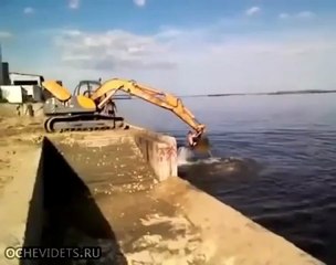 Аттракцион для гастарбайтеров - купание в ковше