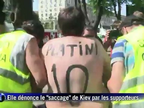 Une activiste de Femen entre seins nus dans l'enclos du cochon prédicateur