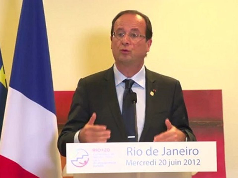 Pour François Hollande, la dissuasion nucléaire est "un élément qui contribue à la paix"