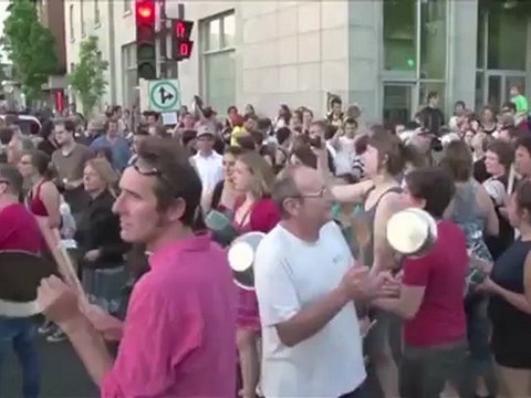 A Montreal, ils tapent sur des casseroles pour manifester leur colère