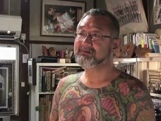 Un maître tatoueur japonais en démonstration publique