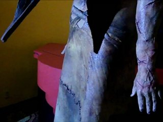 Red Pyramid Suit - Featurette Red Pyramid Suit (English)