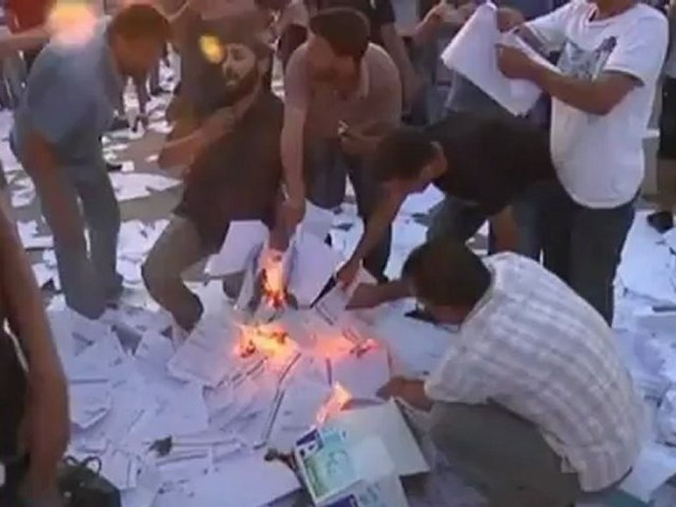 Protesters storm Libya election office