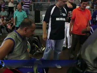 Victoria sobre silla de ruedas