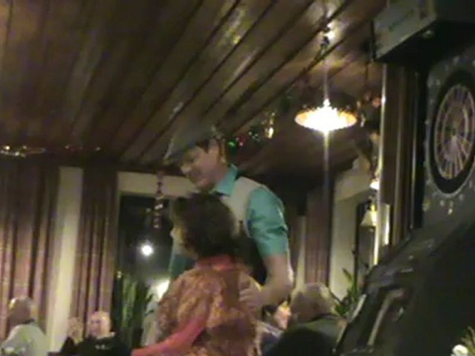 Andreas Veth mit Sohn Faschingsaufführung Gasthaus Remling Niclas Veth