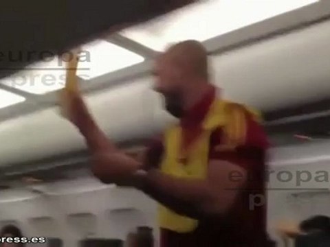 Pepe Reina hace de azafato en el avión de la Selección Española