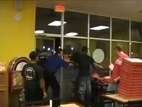 Grand-Père énervé dans un CiCi's Pizza