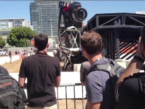 Enorme crash d'une voiture pendant une compétition