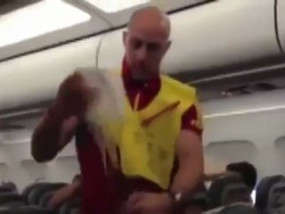 Pepe Reina se convirtió en aeromoza para los jugadores de España
