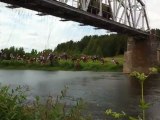 135 personnes sautent d'un pont