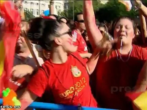 Fans emocionados esperan a los jugadores de la selección